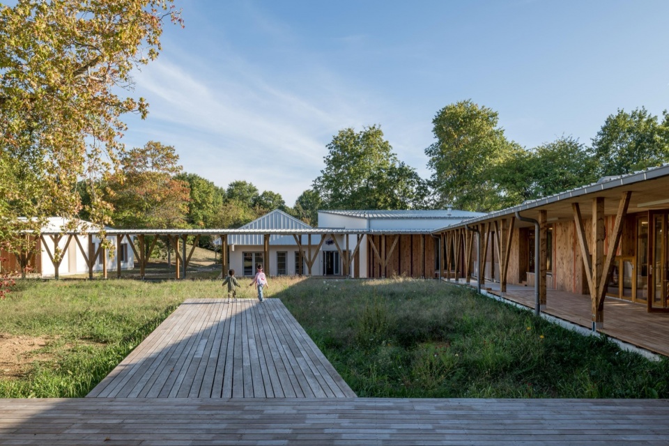leisure centre with dormitory by atelier quatre r2k architectes