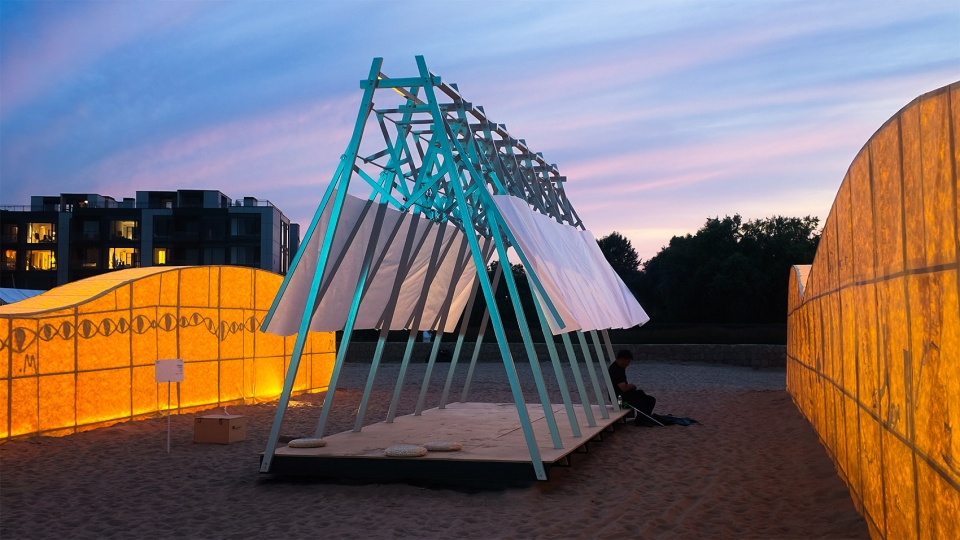 island creature installation by beats architects