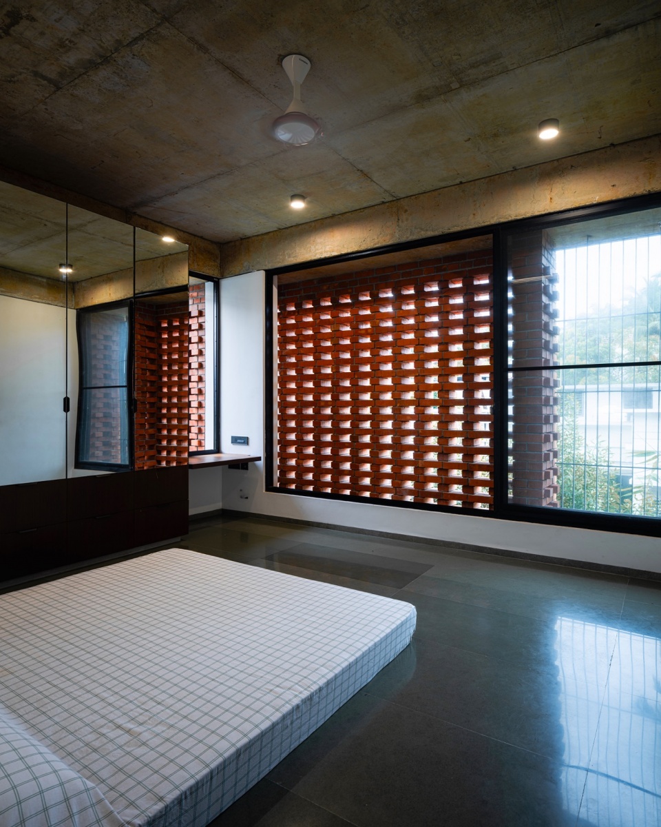 the house veiled in brick by lijo reny architects