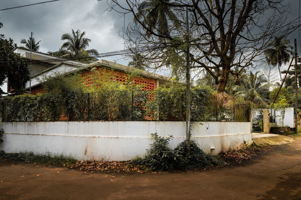 the house veiled in brick by lijo reny architects