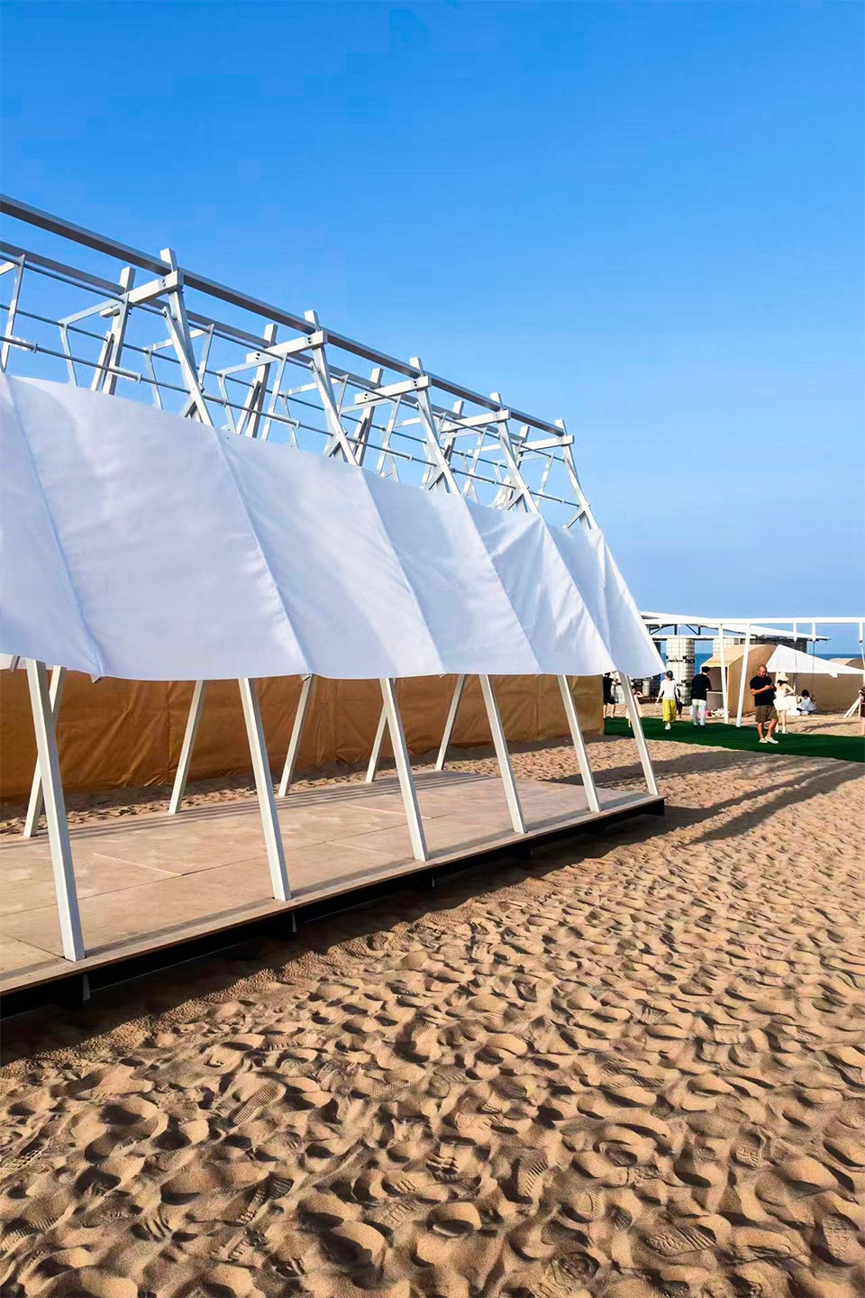 island creature installation by beats architects