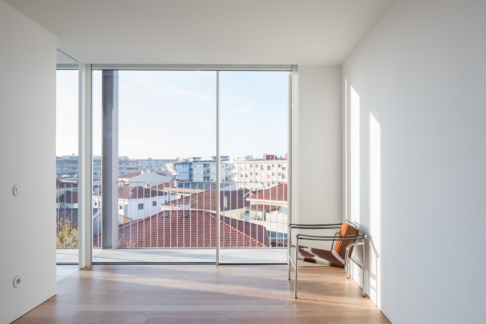 HS BUILDING by NOARQ