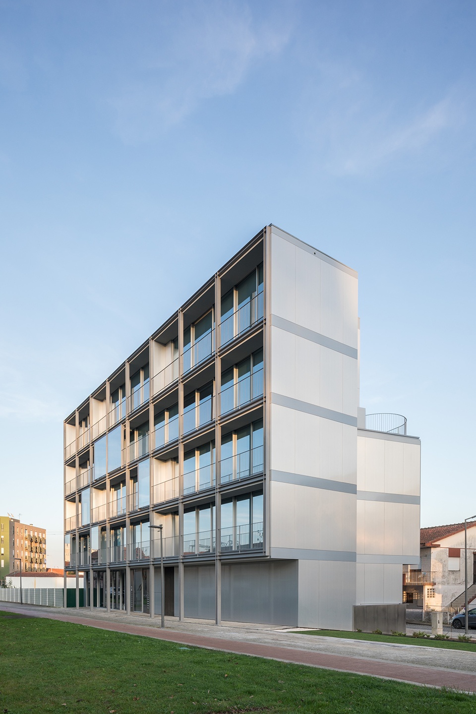 HS BUILDING by NOARQ