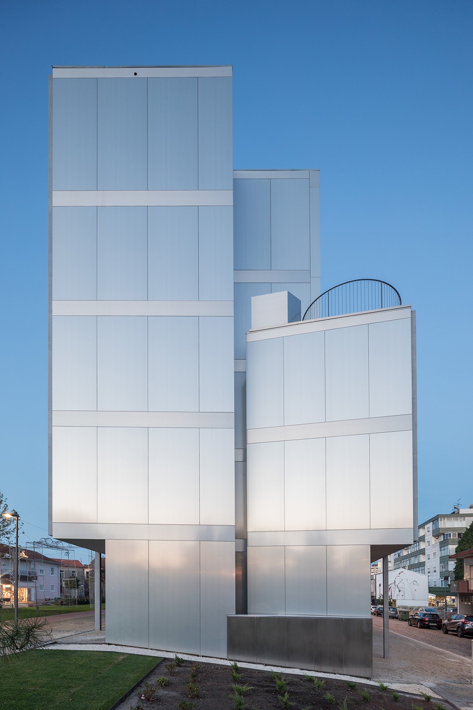 HS BUILDING by NOARQ