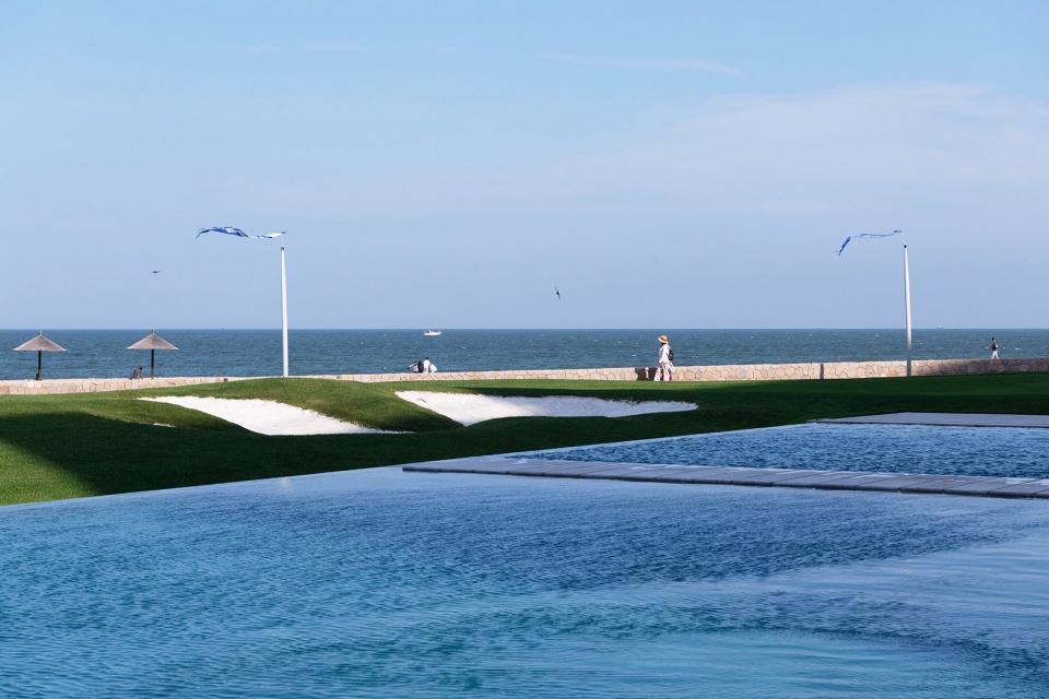 aranya sea mirror garden by zscape