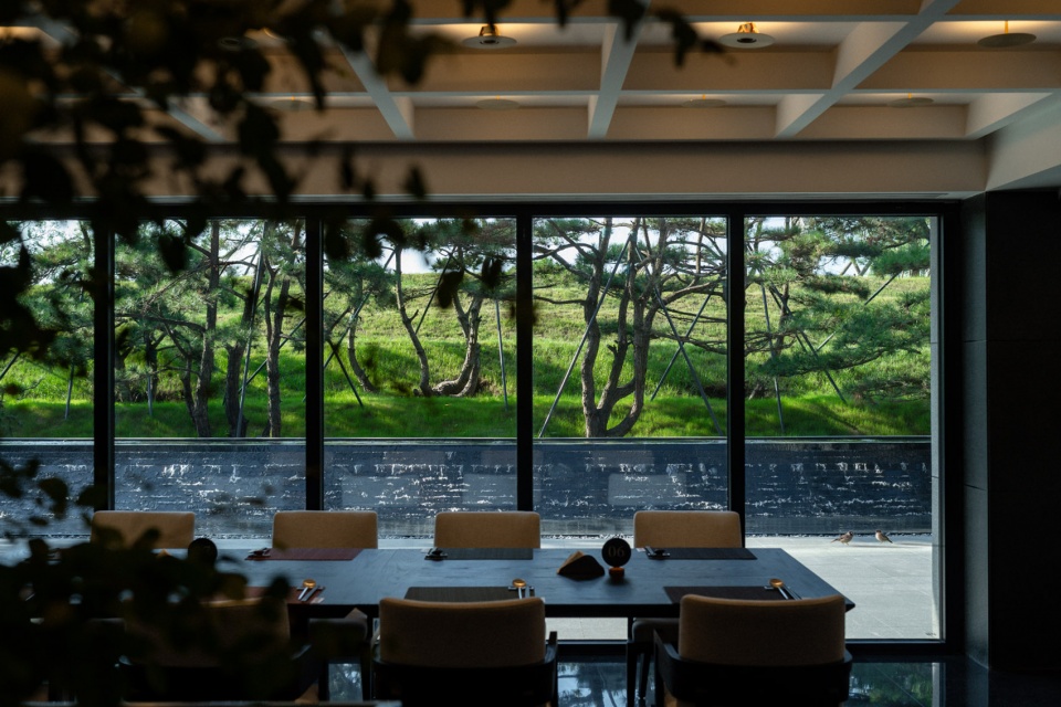 qingdao tides rise hotel by leeko architects