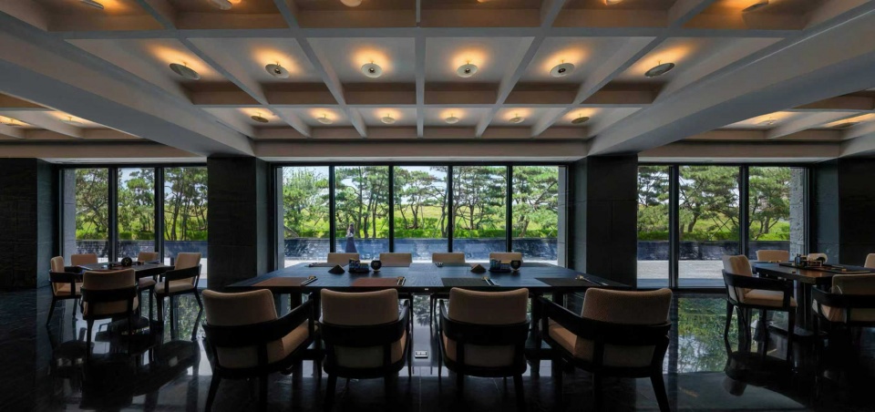 qingdao tides rise hotel by leeko architects