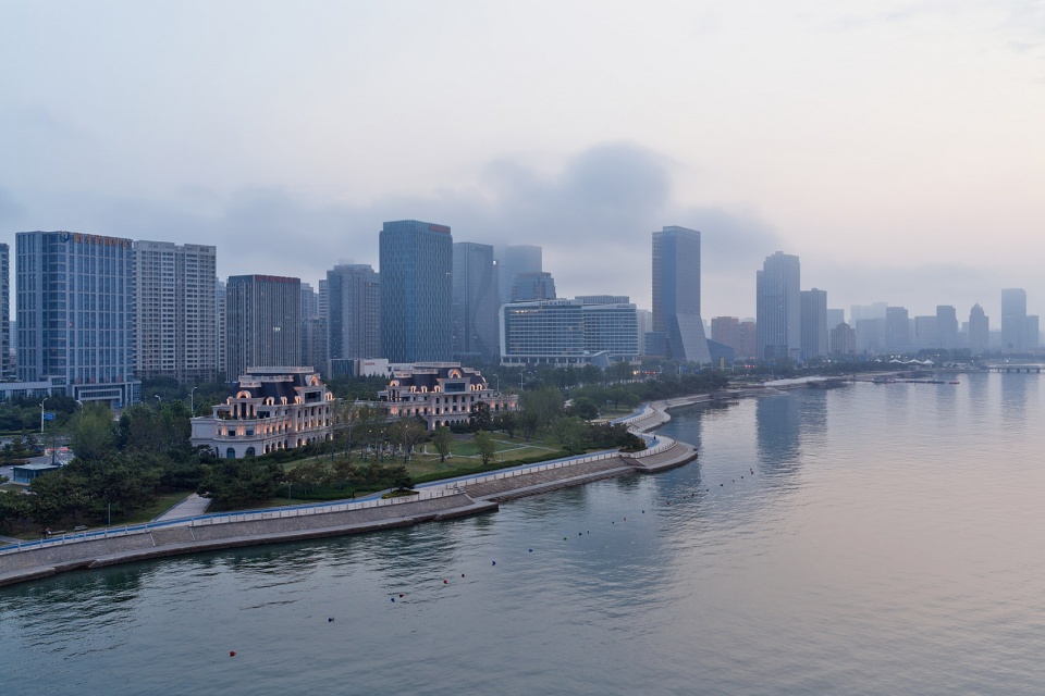qingdao tides rise hotel by leeko architects