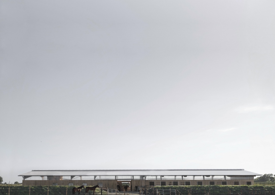 construction of a stable in lassay les chateaux 53 by carmen maurice architecture