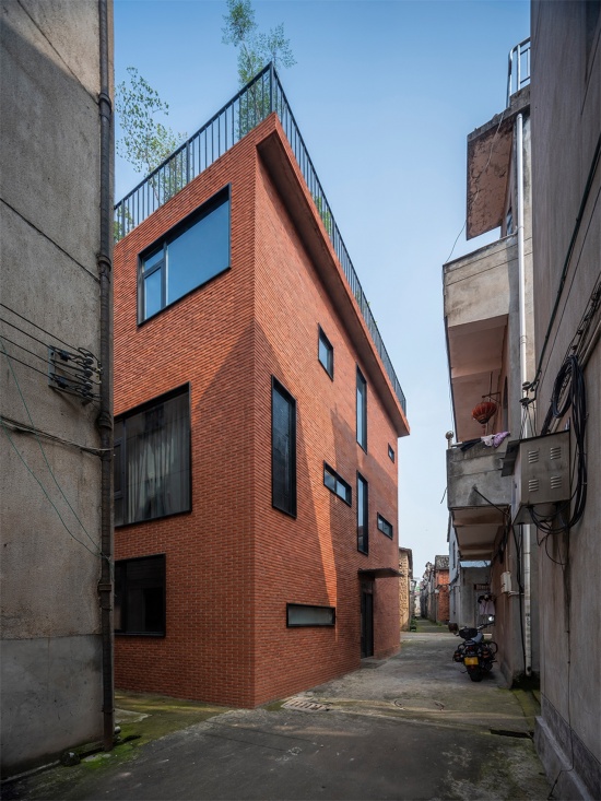 the courtyard house by li wenxi architects