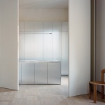 带反光家具的家，意大利 / Set Architects