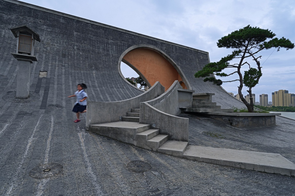 sea moon amphitheater in hangzhou bay by gardening architects