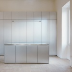 带反光家具的家，意大利 / Set Architects