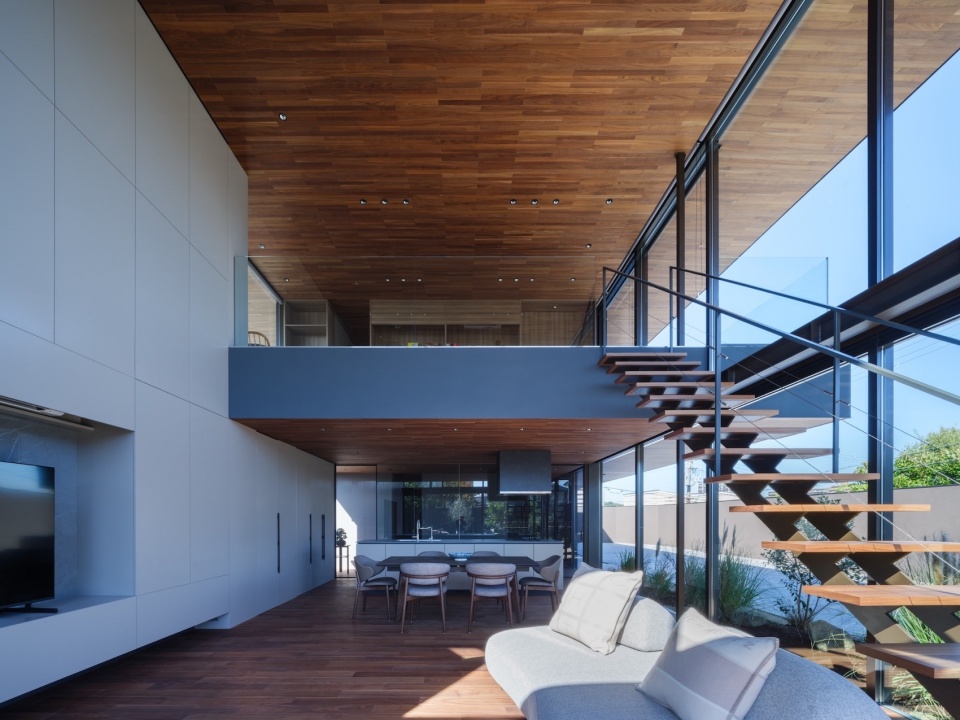 moment by apollo architects associates co ltd