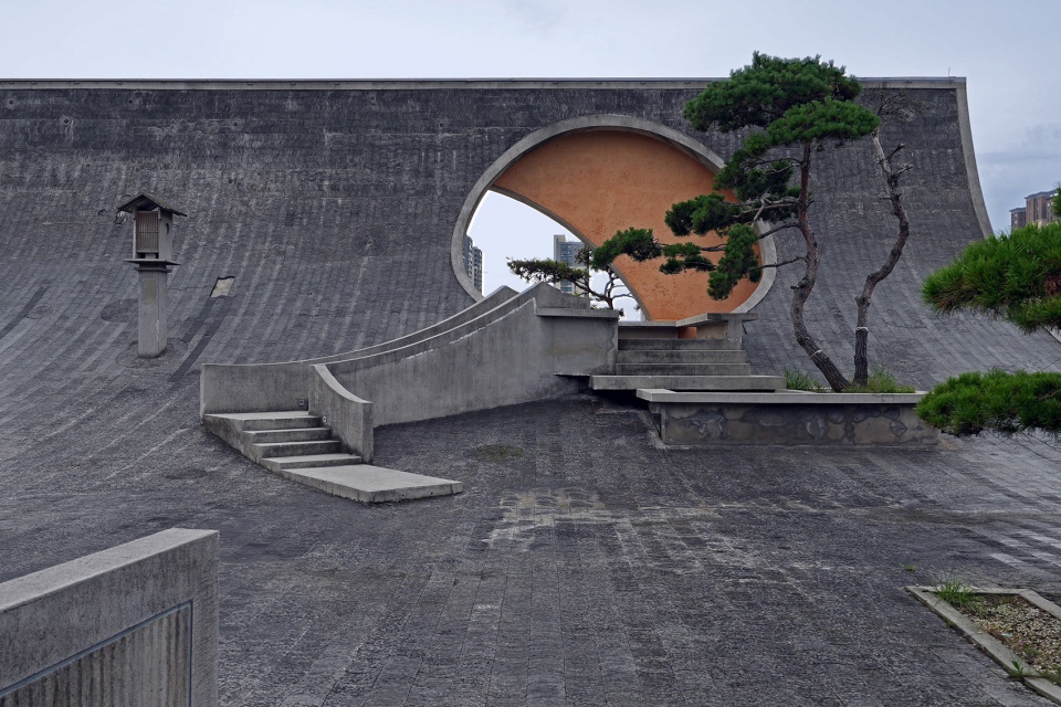 sea moon amphitheater in hangzhou bay by gardening architects