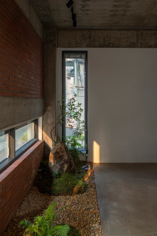 the courtyard house by li wenxi architects