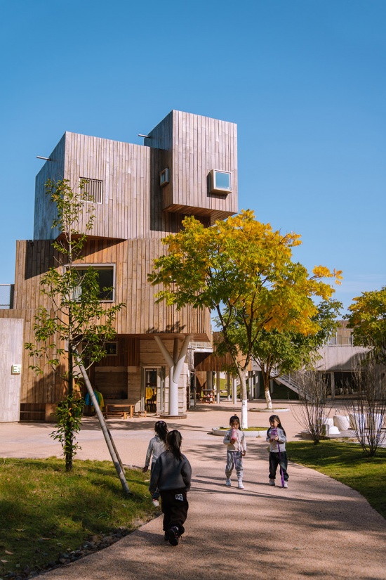 anjiplay kindergarten and international child care center by oli architecture