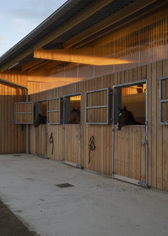 construction of a stable in lassay les chateaux 53 by carmen maurice architecture