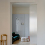 带反光家具的家，意大利 / Set Architects