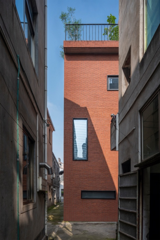 the courtyard house by li wenxi architects