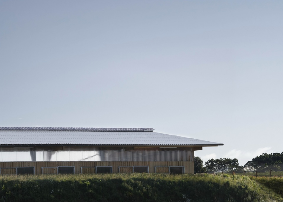 construction of a stable in lassay les chateaux 53 by carmen maurice architecture