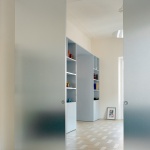 带反光家具的家，意大利 / Set Architects