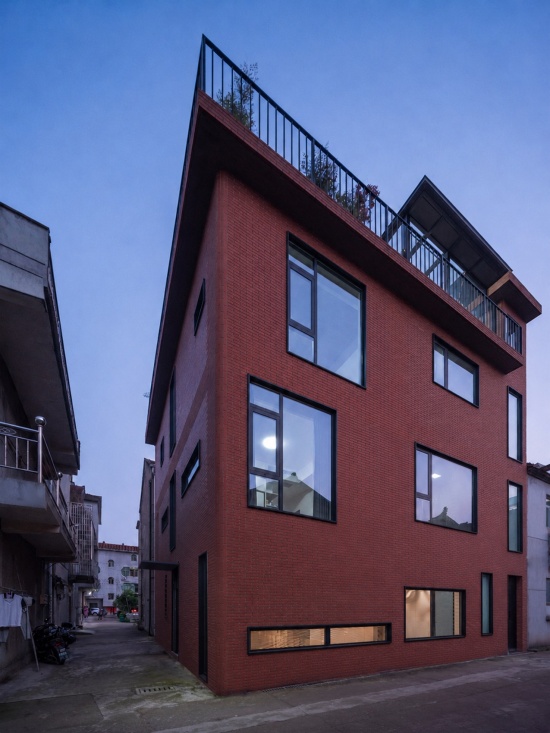 the courtyard house by li wenxi architects