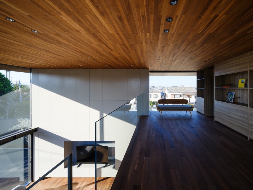 moment by apollo architects associates co ltd