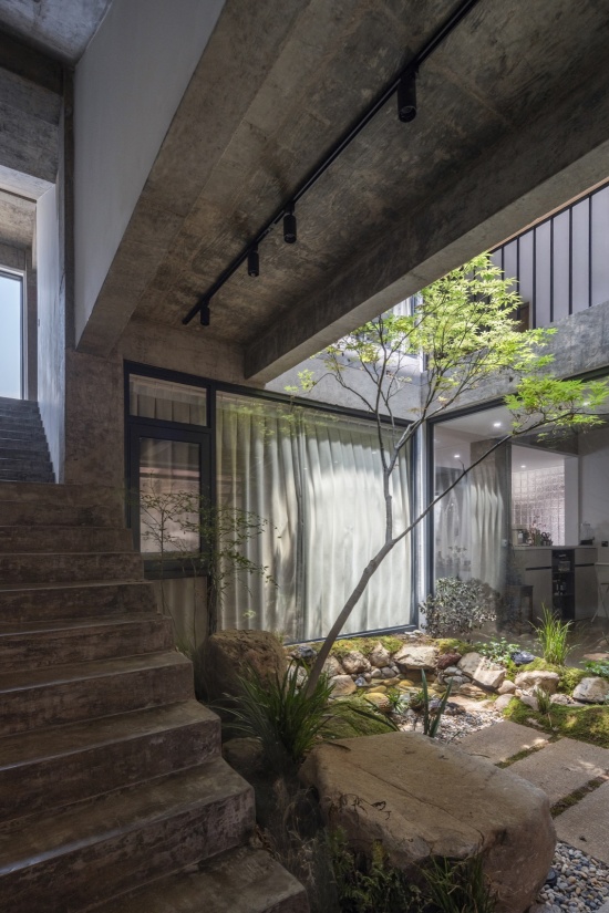 the courtyard house by li wenxi architects