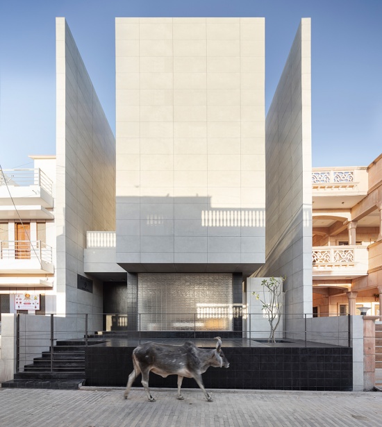 House Between Walls by Studio Urban Form Objects