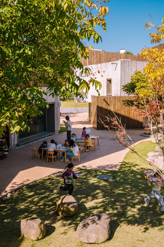 anjiplay kindergarten and international child care center by oli architecture