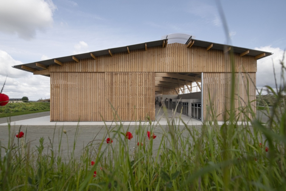 construction of a stable in lassay les chateaux 53 by carmen maurice architecture