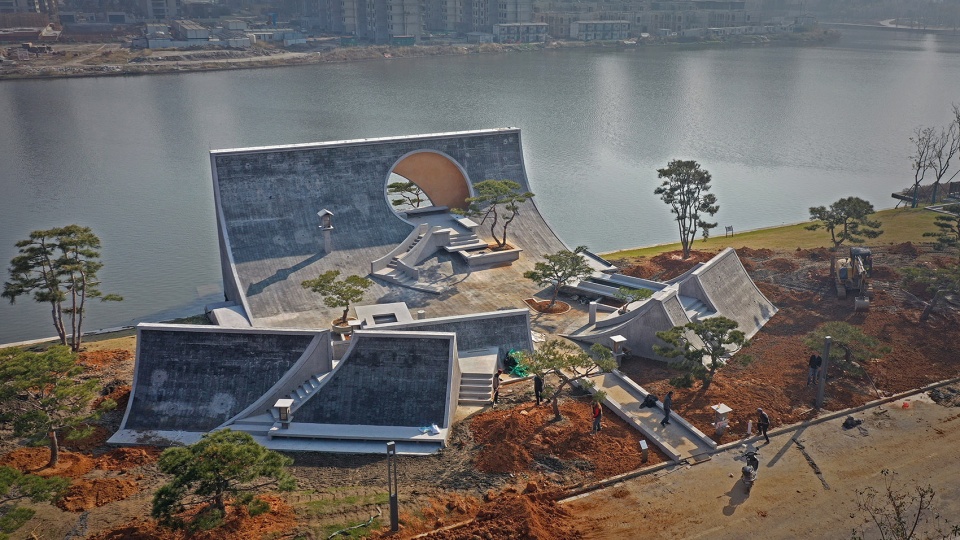 sea moon amphitheater in hangzhou bay by gardening architects