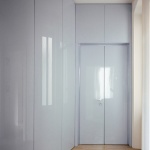 带反光家具的家，意大利 / Set Architects