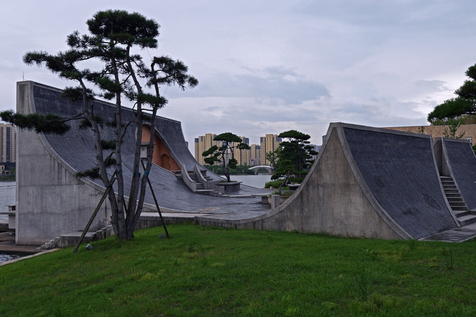 sea moon amphitheater in hangzhou bay by gardening architects