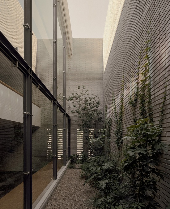 casa refugio by taller segovia molina