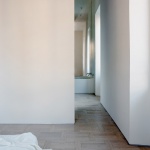 带反光家具的家，意大利 / Set Architects