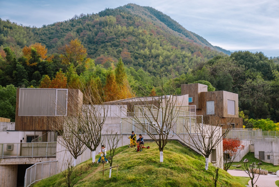 anjiplay kindergarten and international child care center by oli architecture