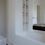 带反光家具的家，意大利 / Set Architects