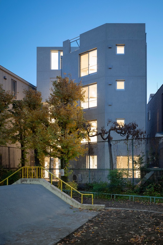 SHIN NAKANO trapezoidal by Ryuichi Sasaki Architecture