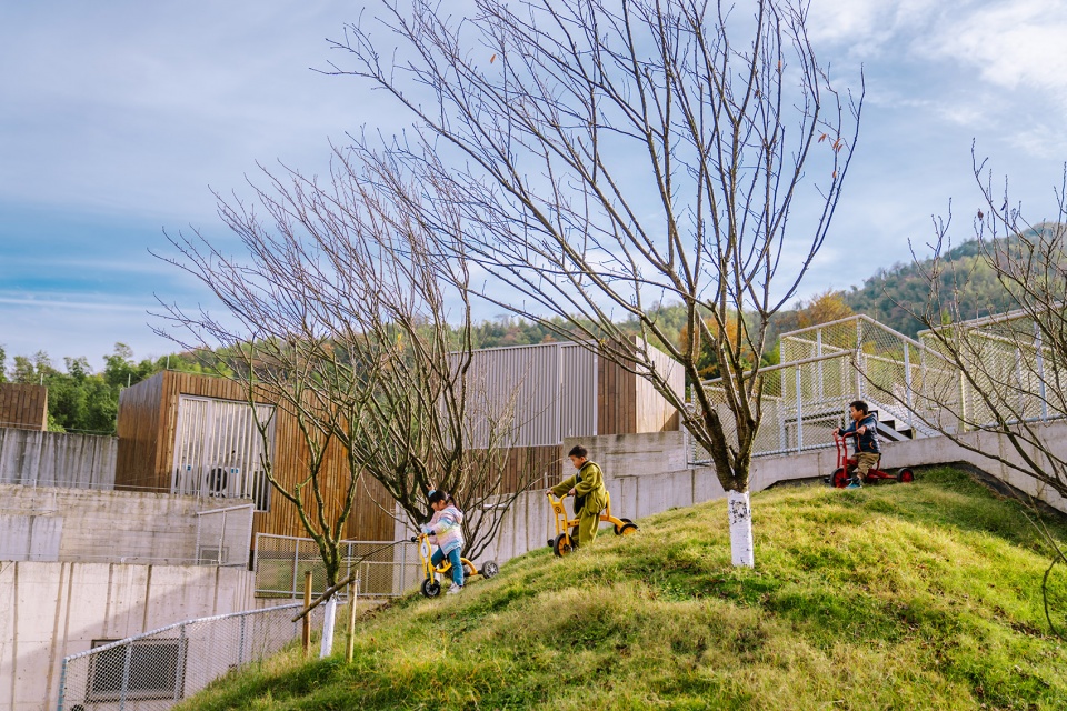 anjiplay kindergarten and international child care center by oli architecture