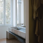 带反光家具的家，意大利 / Set Architects