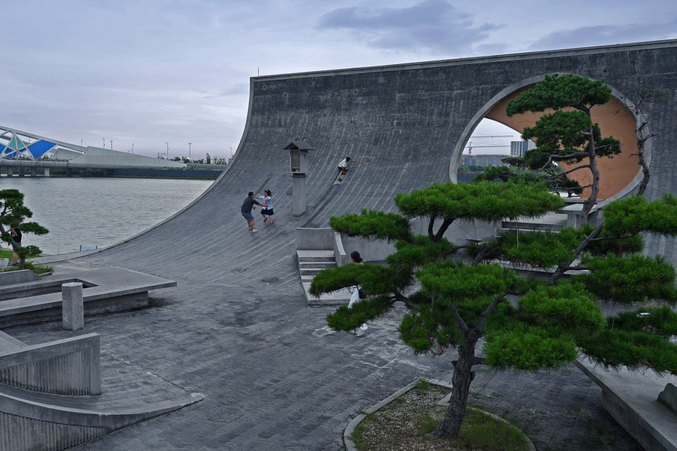 sea moon amphitheater in hangzhou bay by gardening architects