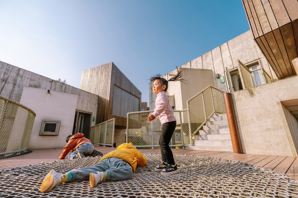 anjiplay kindergarten and international child care center by oli architecture