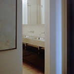 带反光家具的家，意大利 / Set Architects