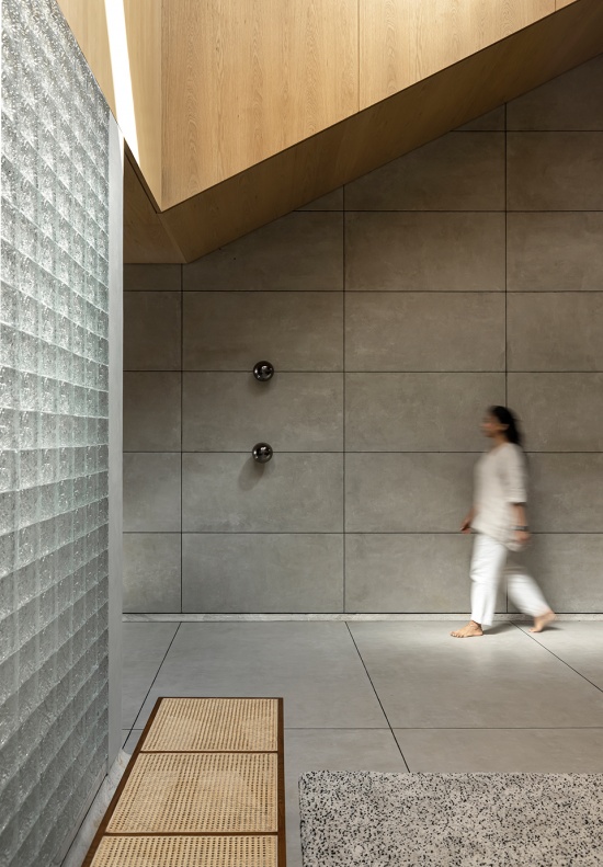 House Between Walls by Studio Urban Form Objects