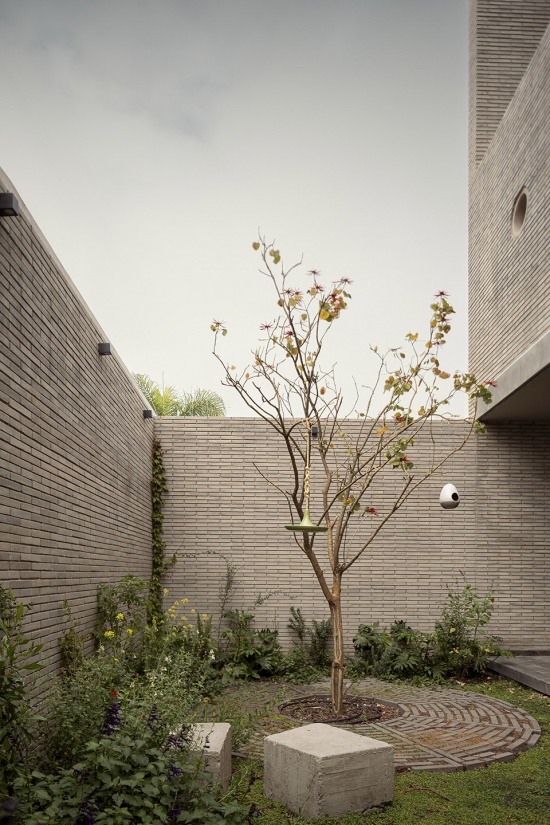 casa refugio by taller segovia molina