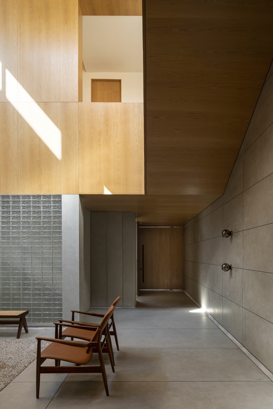 House Between Walls by Studio Urban Form Objects
