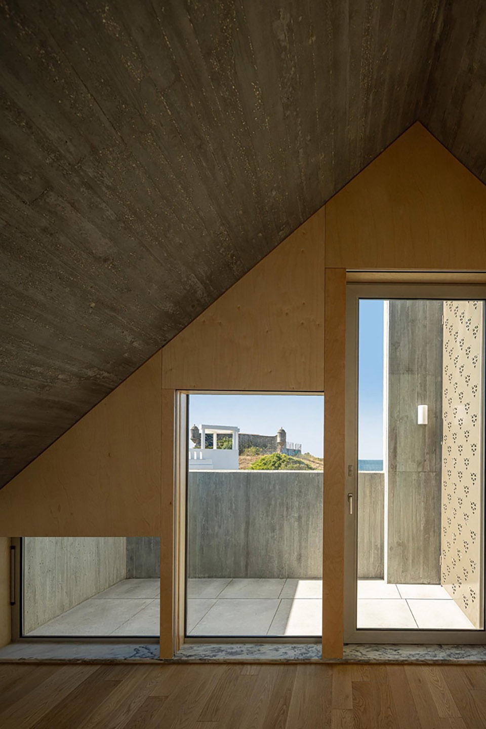The Frame Praia da Poca by ARX Portugal xok