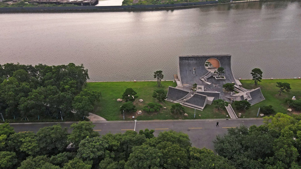 sea moon amphitheater in hangzhou bay by gardening architects